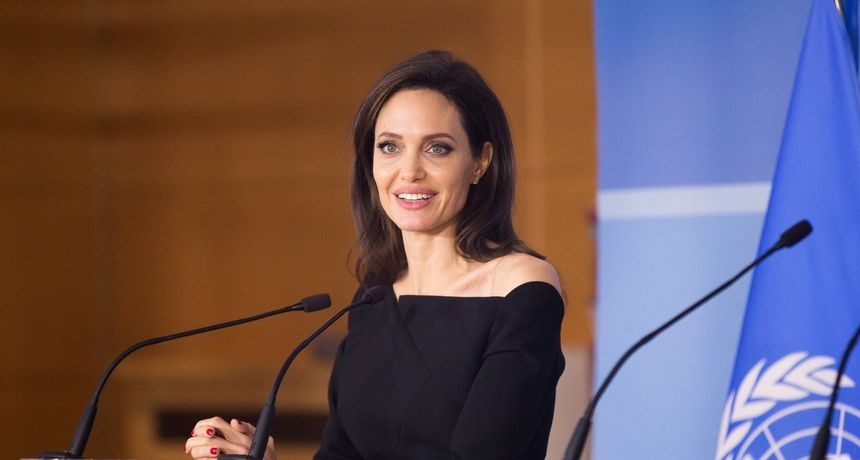 Bilo joj je neugodno: Angelina Jolie prvi put progovorila o odnosu s 15 godina mlađim glazbenikom