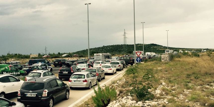 Hac U Cudu Zbog Kaosa Kod Odmaralista Nadin Zbog Guzve Razvalili Zicu I Autima Otisli S Autoceste Rtl Vijesti
