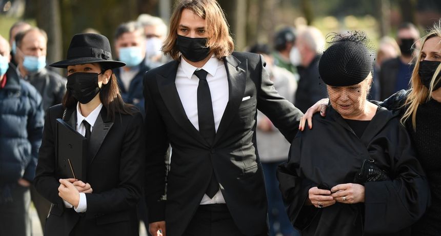 Teški prizori: Zrinka nije ispuštala Niku iz ruku na posljednjem ispraćaju njegovog oca