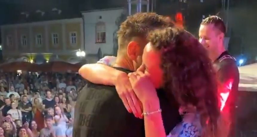 'Nasljednik Tošea Proeskog' zaprosio djevojku na pozornici: Sve zabilježile kamere