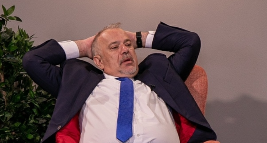 Šprajc objavio fotku iz novog studija: 'Namjerno sam se ovako namjestio da se vidi modna usklađenost...'
