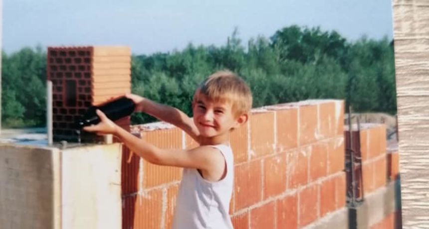 FOTO - Prepoznajete li ovog slatkog dječaka? Danas je jedan od najpoznatijih farmera 'Ljubav je na selu'