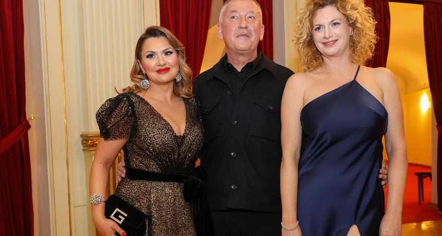 Nina Violić u hrabrom, seksi izdanju stigla u HNK! Stigla bez Filipa pa se družila s kolegama