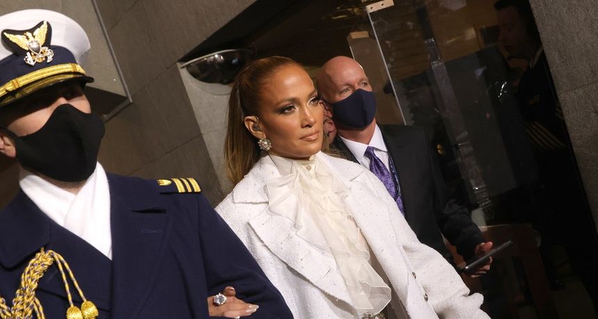 Nakon Gagine crveno-crne haljine, Jennifer Lopez zasjala sva u bijelom izdanju