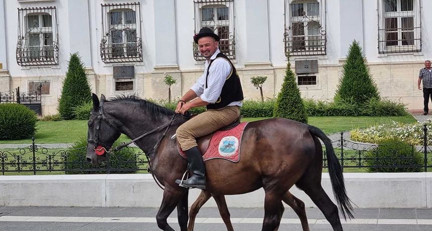 Zavodnik Jovan opet jaše: Bio je glavna atrakcija dok je u nošnji paradirao sa svojim konjima