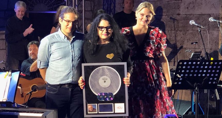 Oliveru dodijeljeno posthumno priznanje: Multi-platinum award za vrhunska diskografska dostignuća