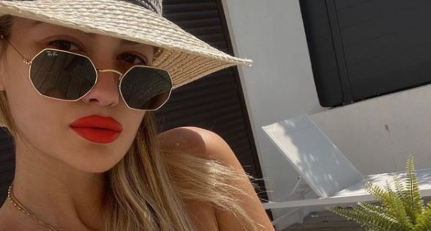 Kako joj to uspjeva? Supruga Ćaleta-Cara skriva trudnički trbuh i u badiću