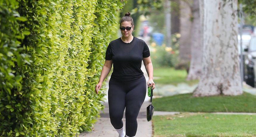 Ovaj put je pretjerala? Plus size manekenka pozirala bez odjeće u visokoj trudnoći, negativni komentari se samo nižu