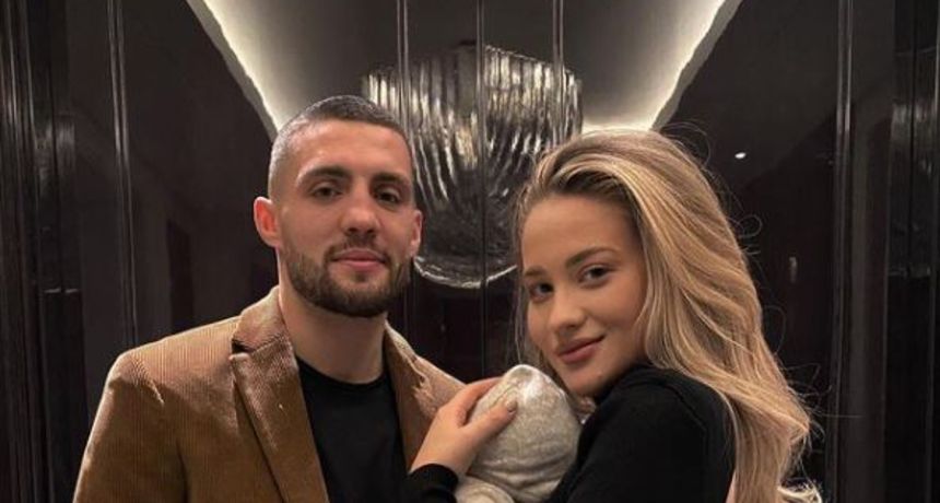 Mateo Kovačić objavio prvu zajedničku fotku s Izabel i sinom, no svi su gledali samo u njenu savršenu figuru