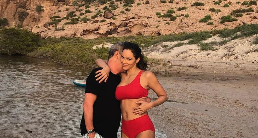 Slavna glumica rodila sina 35 godina starijem suprugu čije su četiri kćeri starije od nje