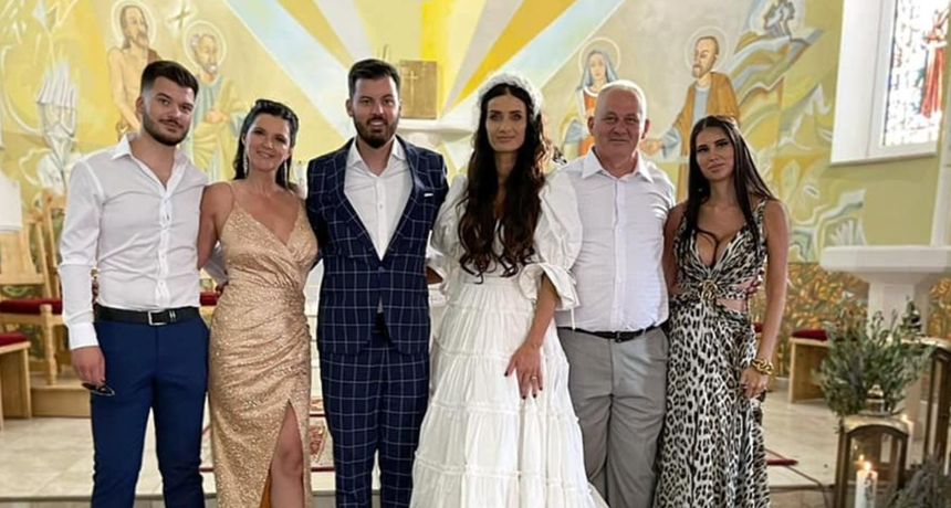 Mladolik izgled: Na Instagramu osvanula svadbena fotografija mame Rimac u zlatnoj haljini s prorezom