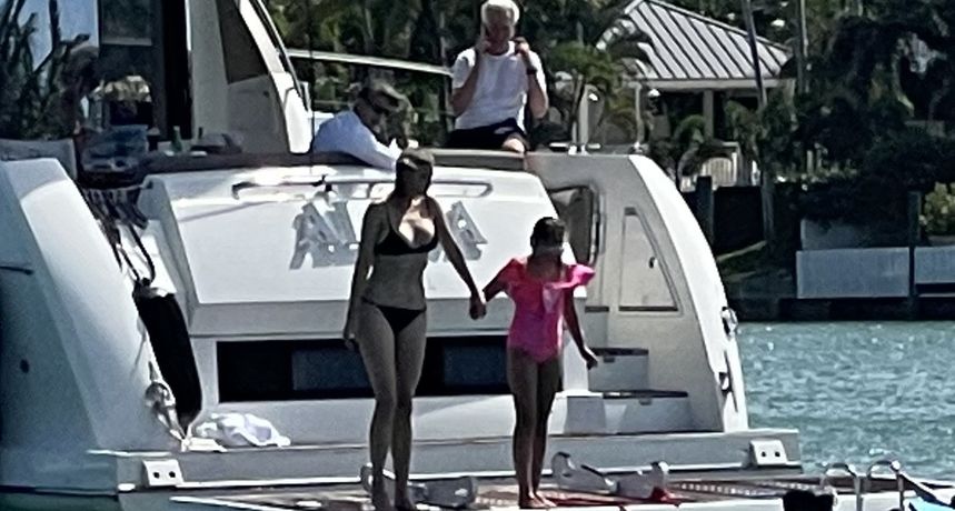 Utegnuto tijelo Ivanke Trump u bikiniju zasjenio čovjek iza nje koji je u prošlosti nije mogao smisliti