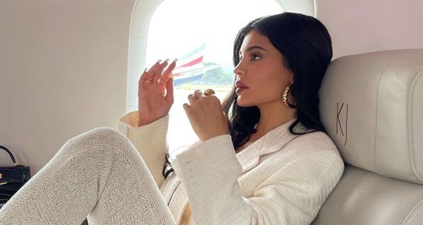 Ostavila polugole krpice: Kylie nakon dugo vremena iznenadila daškom glamura u finom kompletiću