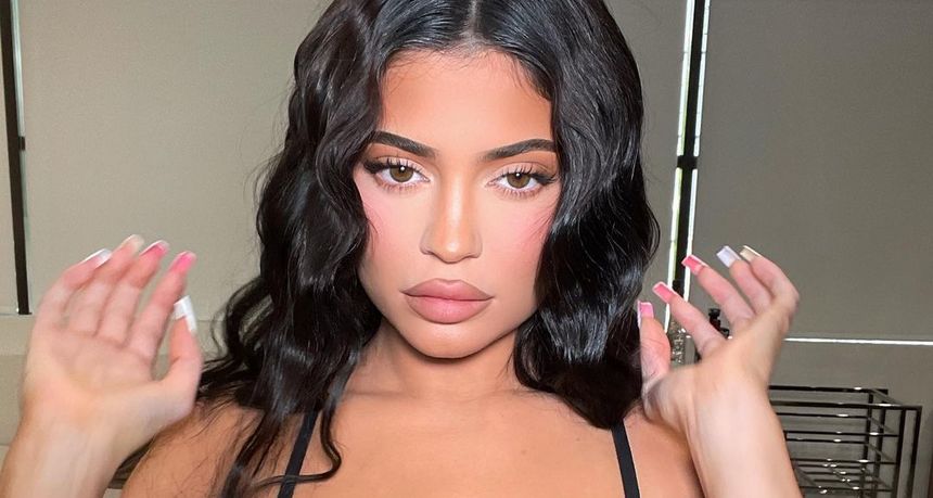 Pa tko ima ovako zaglađeno lice? Kylie tvrdi da su ovo fotke bez filtera, ali nekako sumnjamo