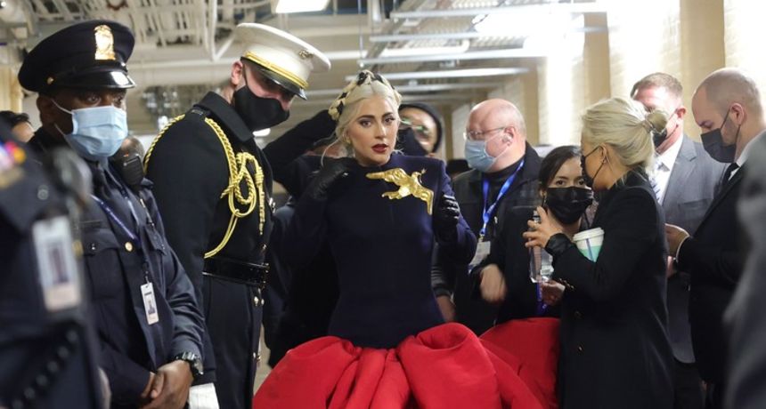 Lady Gaga izvela američku himnu: Oduševila kreacijom, a posebnu je pažnju privukao jedan detalj