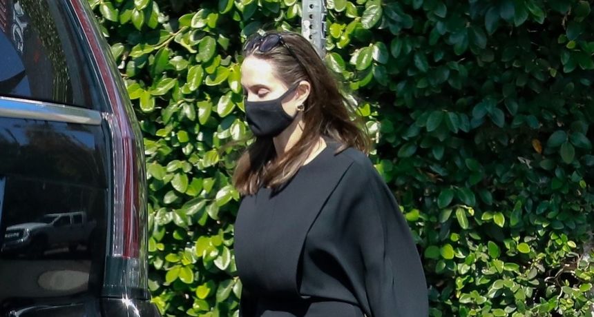 Pokrivena od glave do pete: Angelina Jolie prošetala u haljini koja podsjeća na svećenićku