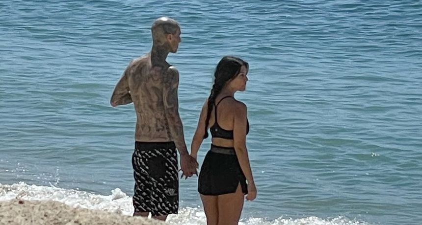 Dečko Kourtney Kardashian u kupaćima je hit dana zbog činjenice da mu je tetovirana i glava pa se koža niti ne vidi