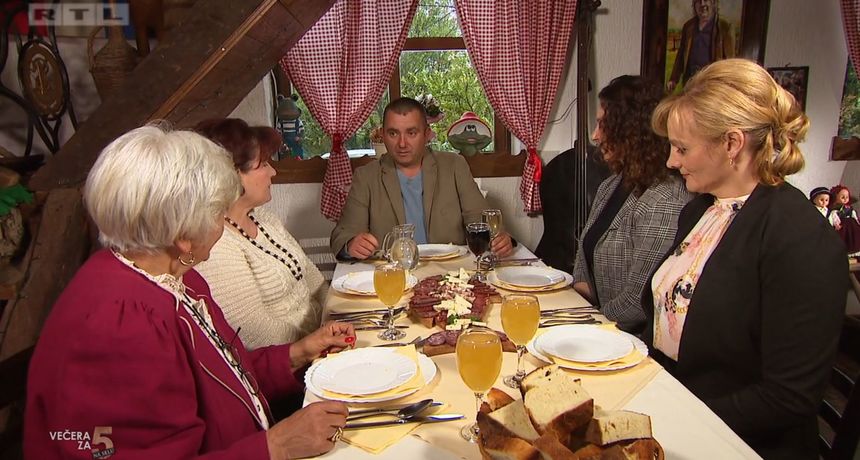 Domaćin Mario opasno se sredio, pripremio bogatu kotlovinu pa na kraju večere i zapjevao: 'Štimung odličan, ali…'