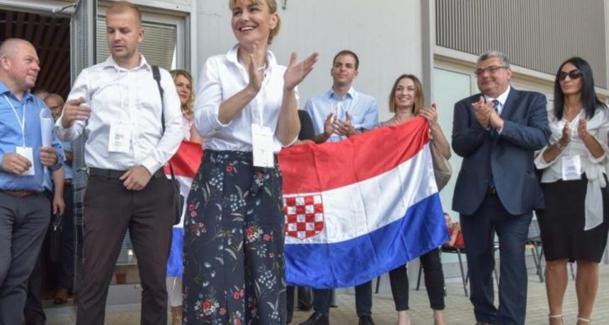 Gospođa s viklerima upala na skup desničara u Dugom Selu: Iščupala im kablove i vikala 'ustaše'