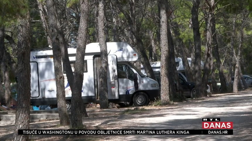 Tustica prepuna kampera koji besplatno ljetuju i ostavljaju planine smeća