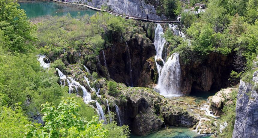 Tragedija na Plitvicama! 73-godišnja Izraelka ušla u neograđeni dio parka, pala niz strminu u jezero i preminula