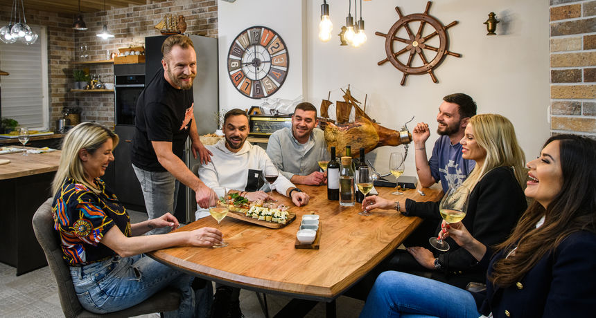 S prijateljima na večeri: Pažanin ih počastio fantastičnim dalmatinskim tapasom, ali nisu ni oni bili besposleni...