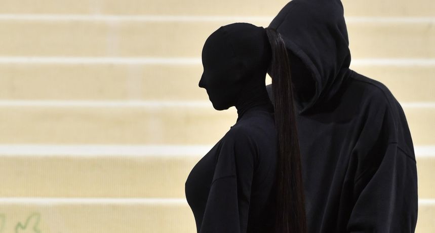 Otkrivaju se misterije oko Kim Kardashian na Met Gali: Poznato je tko je maskirani muškarac i kako je zvijezda izgledala ispod maske
