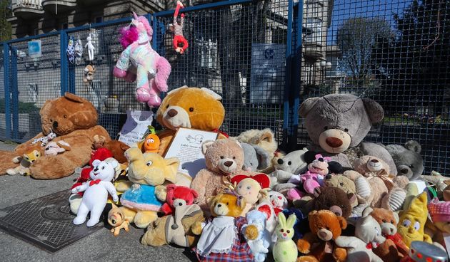 Zagrepčani ostavljaju igračke i pale svijeće pred bolnicom za preminulu djevojčicu
