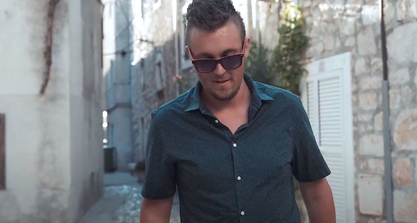 Mladi zagrebački pop-pjevač COOLLINS ovog nas ljeta vodi na 'Otok ljubavi'
